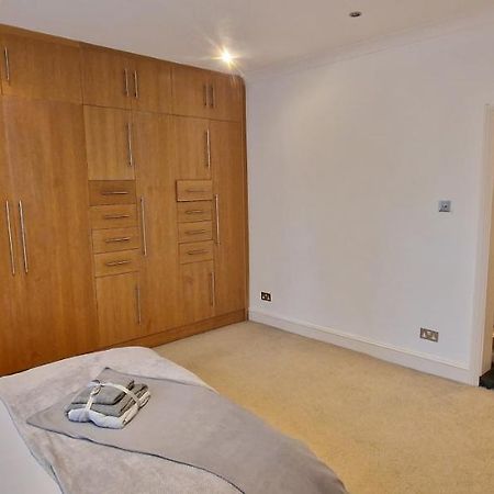 Action Packed Local 3Br 1 Mins Walk To Everything Apartment Лондон Екстериор снимка