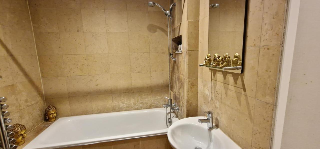 Action Packed Local 3Br 1 Mins Walk To Everything Apartment Лондон Екстериор снимка